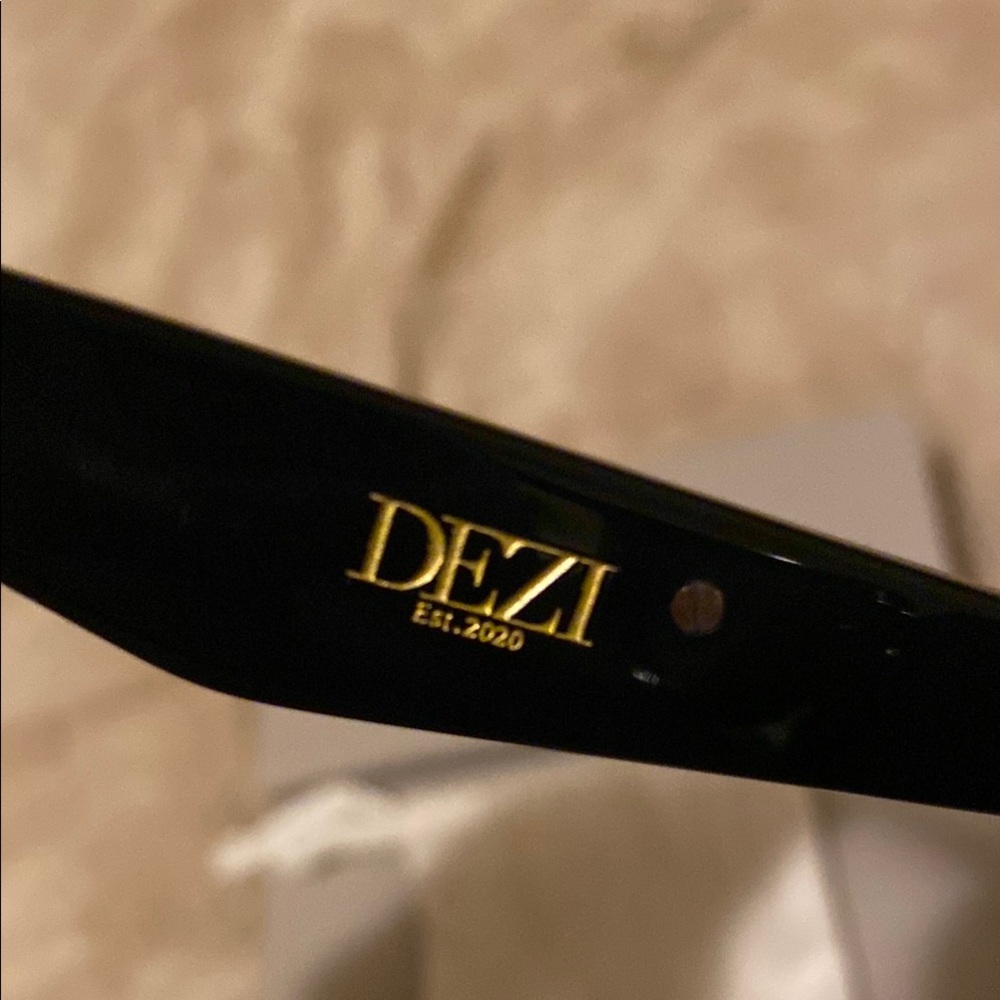DEZI Black Sunglasses Modern Sleek Design - Picture 5 of 7